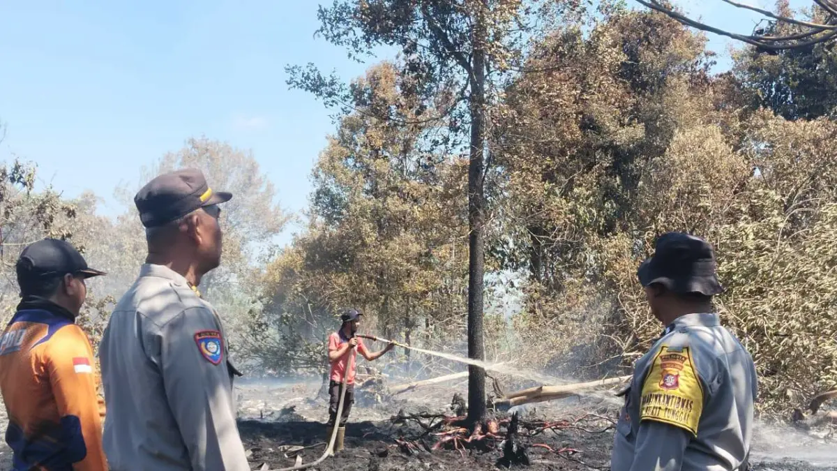 Penanganan karhutla oleh tim gabungan di wilayah Kota Palangka Raya, baru-baru tadi.  (istimewa/BPBD Palangka Raya)