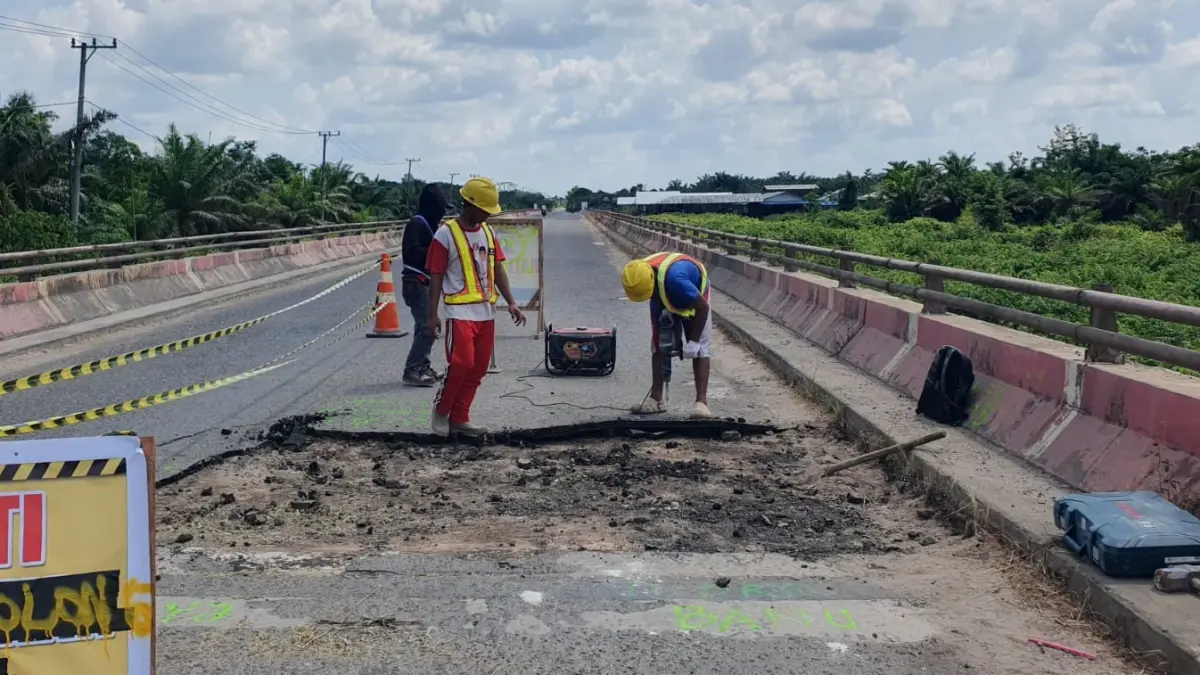Perbaikan kerusakan jalan di jembatan pile slab Kilometer 7, Jalan Ahmad Shaleh, ruas Pangkalan Bun–Kotawaringin Lama, Rabu (22/7). (ist)