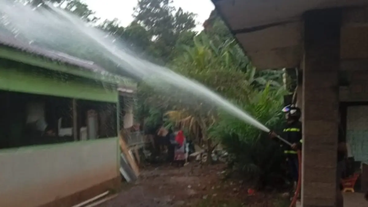 Petugas Pemadam Kebakaran Sektor Kota Besi saat memadamkan api di bangunan di Jalan Tjilik Riwut Km 18, RT 08 RW 02, Kelurahan Kota Besi Hulu, Kecamatan Kota Besi, Rabu sore (22/7/2026). (Damkar Sektor Kota Besi)