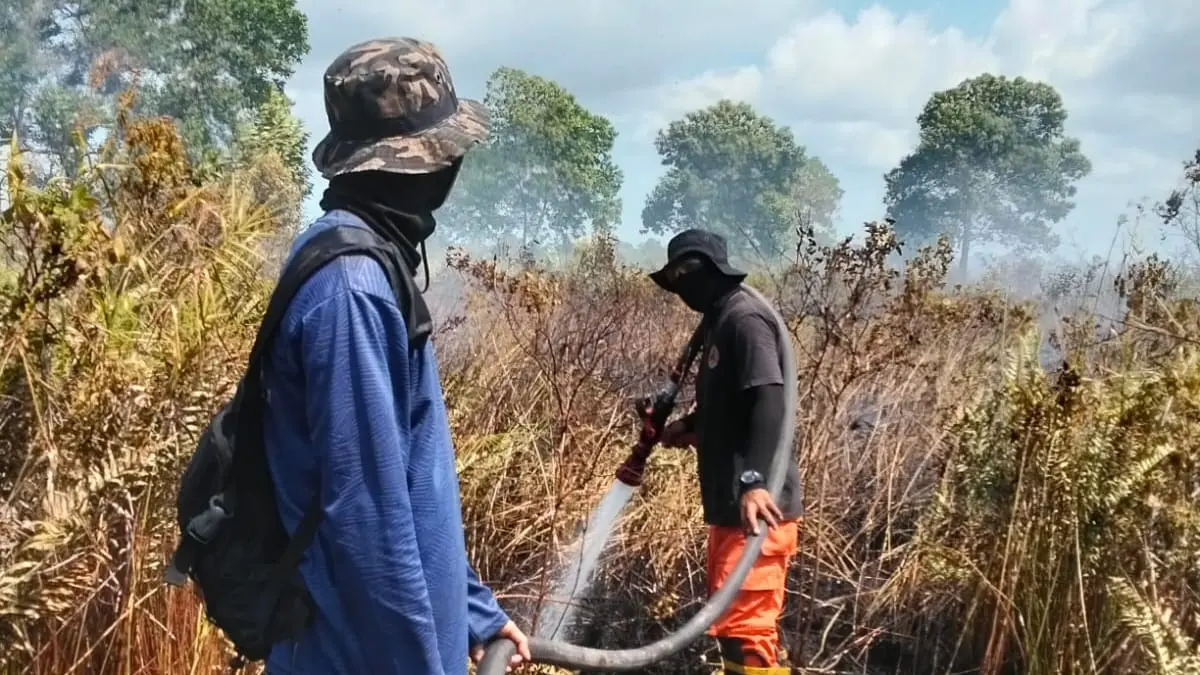 Petugas TRC BPBD Sukamara melakukan pemadaman kebakaran lahan baru baru ini. (FAUZIANNUR/RADAR SAMPIT)&nbsp;