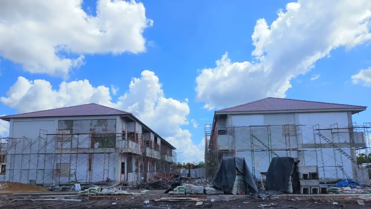 Progres pembangunan gedung Sekolah Rakyat Terintegrasi  01 Kabupaten Kotim di kawasan Wengga Metropolitan, Sampit.  (Akbar/Radar Sampit)