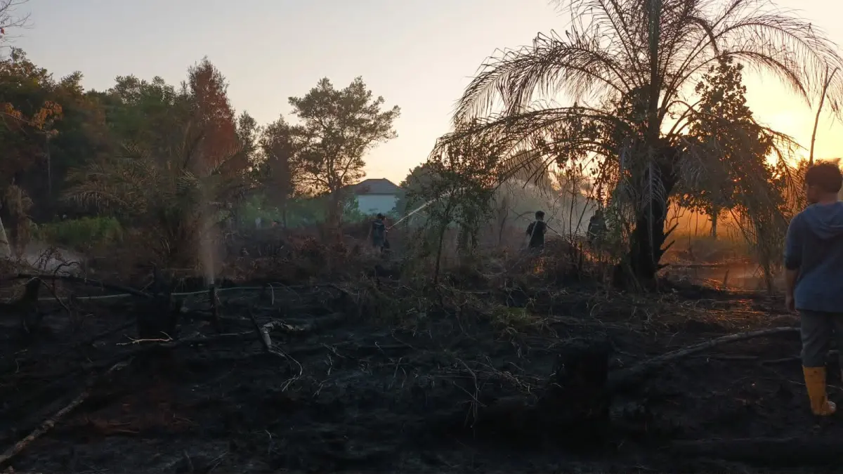 Salah satu kawasan lahan yang terbakar di sekitar Kota Palangka Raya saat dilakukan pendinginan oleh tim gabungan, baru-baru tadi. (istimewa/BPBD Palangka Raya)