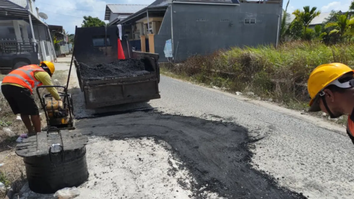 Satuan Tugas (Satgas) Bina Marga menambal sejumlah jalan berlubang di Jalan Padat Karya dan Jalan Abdul Kadir, Pangkalan Bun, Selasa (21/7). (SYAMSUDIN/RADAR SAMPIT) &nbsp;
