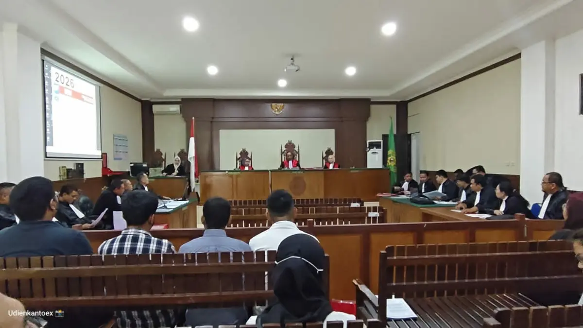 Sidang perdana perkara dugaan tindak pidana korupsi penjualan mineral zirkon dan mineral turunannya di Kalteng, belum menyentuh pokok perkara, rabu (8/7) lalu. (dok.dodi/radarsampit)