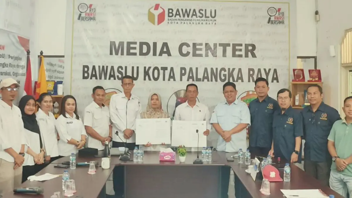 TEKEN MOU : Bawaslu Kota Palangka Raya menandatangani perjanjian kerja sama dengan PWI Kalteng dalam rangka memperkuat edukasi kepemiluan sekaligus meningkatkan kapasitas SDM di bidang pemberitaan. FOTO: IST/ RADAR SAMPIT