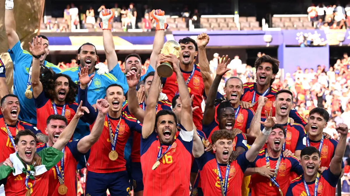 Timnas Spanyol saat mengangkat Piala Dunia 2026, setelah di final mengalahkan Argentina 1-0.(net)