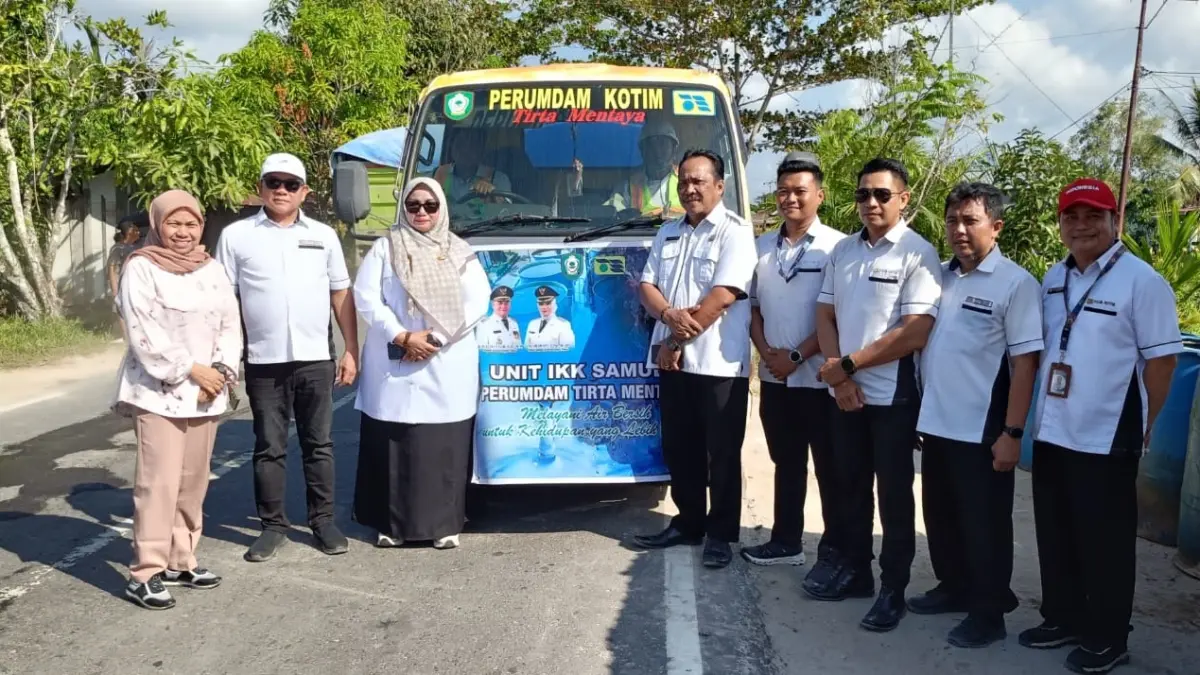 Wakil Bupati Kotawaringin Timur Irawati bersama tim Perumda Tirta Mentaya turun langsung menyalurkan bantuan air bersih ke Desa Lempuyang, Rabu (22/7).  