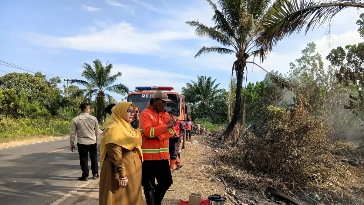 Wakil Bupati Kotim, Irawati saat meninjau langsung proses pemadaman karhutla yang telah berlangsung selama dua hari di Jalan Tjilik Riwut Kilometer 10, Sampit, Selasa (21/7).  (Dok : BPBD Kotim)