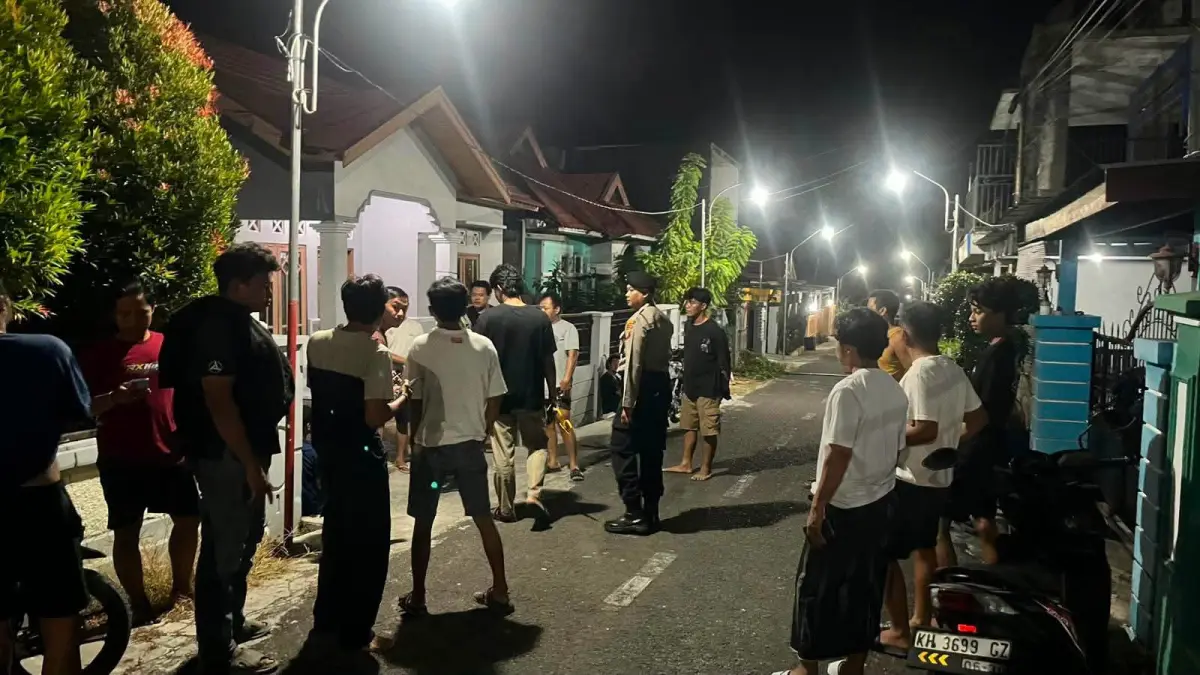 Warga mengamankan terduga pelaku pencurian kendaraan bermotor di Jalan Kemuning Permai, Kelurahan Madurejo, Kecamatan Arut Selatan, Kabupaten Kotawaringin Barat, belum lama ini. (ist)&nbsp;