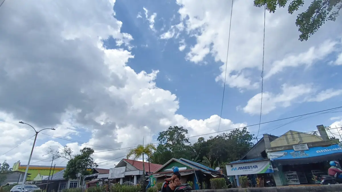 Wilayah Sampit, tampak berawan namun berdasarkan prakiraan BMKG Kotim bukan daerah termasuk yang berpotensi hujan. (Usay Nor Rahmad/Radar Sampit)&nbsp;