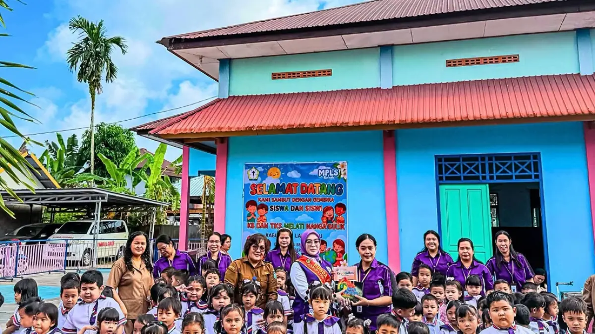 Bunda PAUD Kabupaten Lamandau Norol Latifah Rizky Aditya Putra meninjau Masa Pengenalan Lingkungan Sekolah (MPLS) di TK Melati dan TK Al Huda, Kelurahan Nanga Bulik, Kecamatan Bulik, Senin (20/7). &nbsp;(RIA/RADAR SAMPIT)&nbsp; 