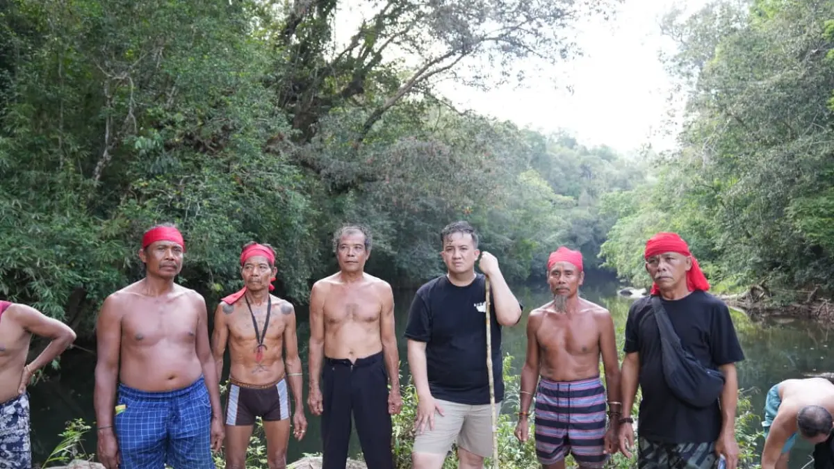 Bupati Lamandau Rizky Aditya Putra menjelajahi kawasan wisata alam Riam Bahu Burung di Kecamatan Bulik Timur bersama sejumlah tokoh masyarakat. (RIA/RADAR SAMPIT)&nbsp;