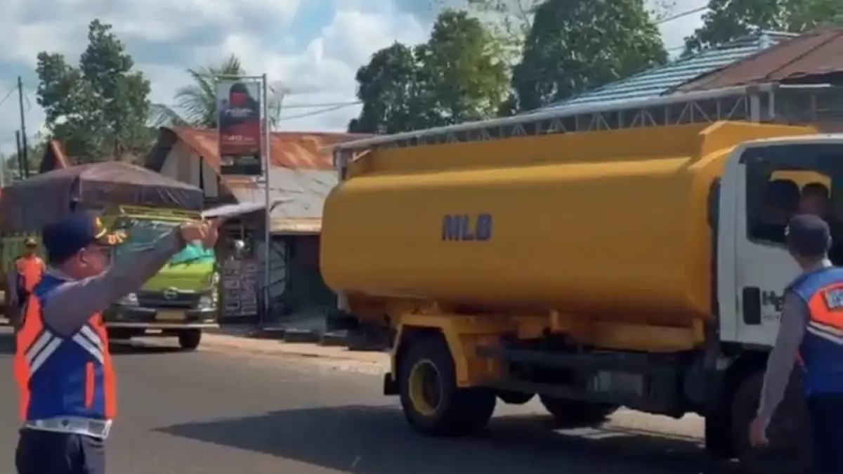 Dinas Perhubungan Kotawaringin Timur menggelar pengawasan rutin terhadap kendaraan angkutan barang yang melintas di Kota Sampit. &nbsp;(YUNI/RADAR SAMPIT)&nbsp;