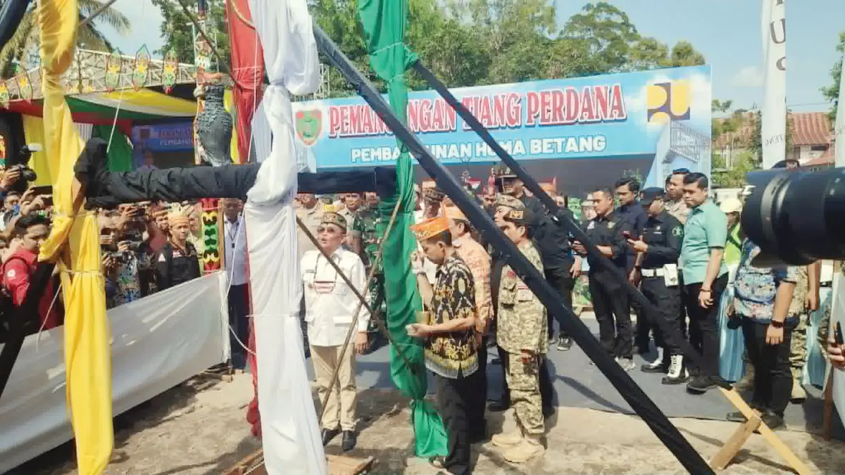 IKON KALTENG : Gubernur Kalteng Agustiar Sabran meresmikan pembangunan Huma Betang melalui pemancangan tiang perdana di kawasan eks Kantor Dinas Kehutanan Kalteng, Jalan Imam Bonjol, Palangka Raya, Kamis (23/7/2026). FOTO: DODI/RADAR SAMPIT