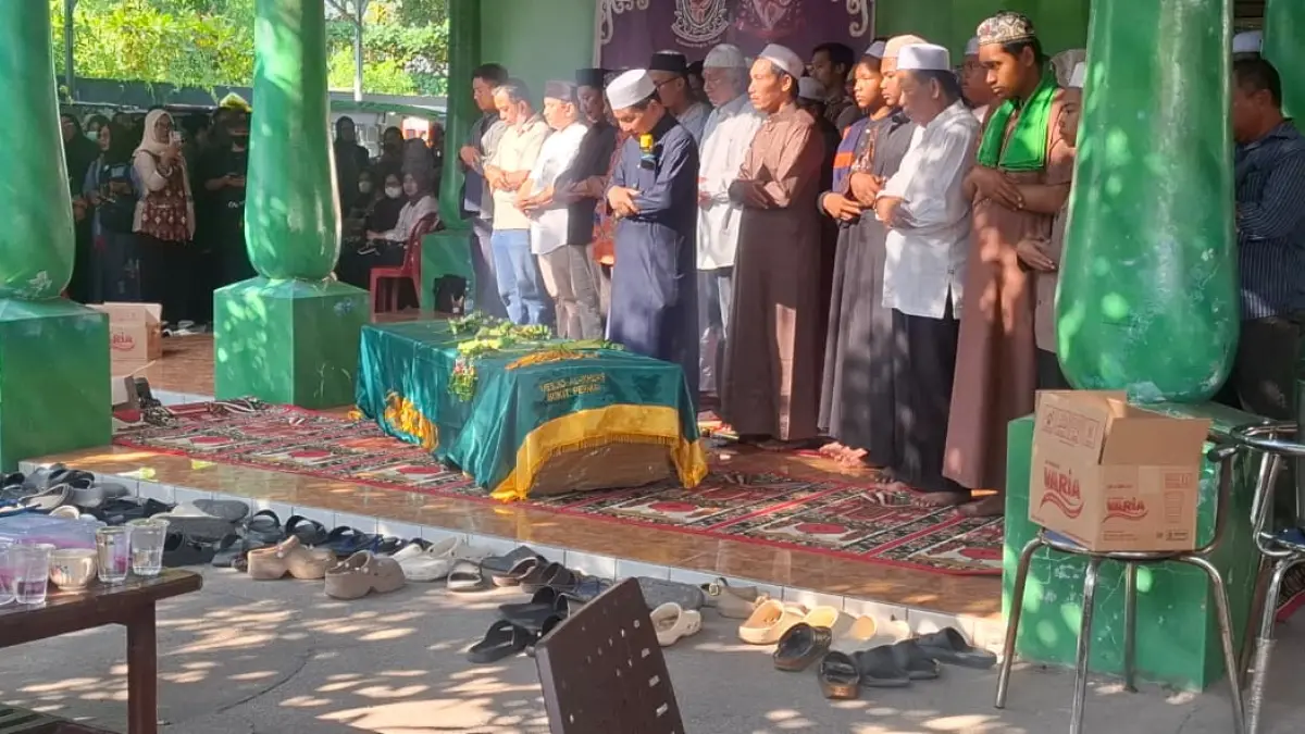 Jenazah dr Muhammad Zulfikar Drakel saat disalatkan di rumah duka, menjelang dimakamkan pada Kamis (23/7) sore.(rado/radarsampit)
