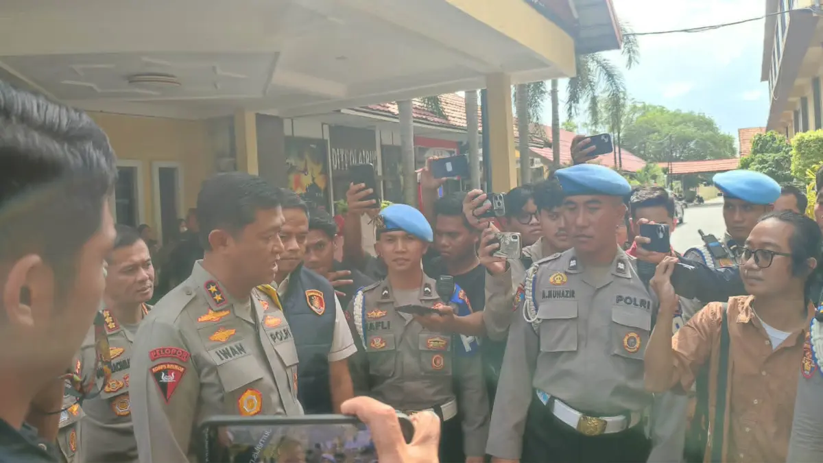 Kapolda Kalteng Irjen Pol Iwan Kurniawan menjelaskan penetapan status tersangka istri mantan napi, almarhum Anton Kurniawan dan oknum polisi yang jadi tersangka penyelundupan senpi ke Lapas Palangka Raya.(dodi/radarsampit)