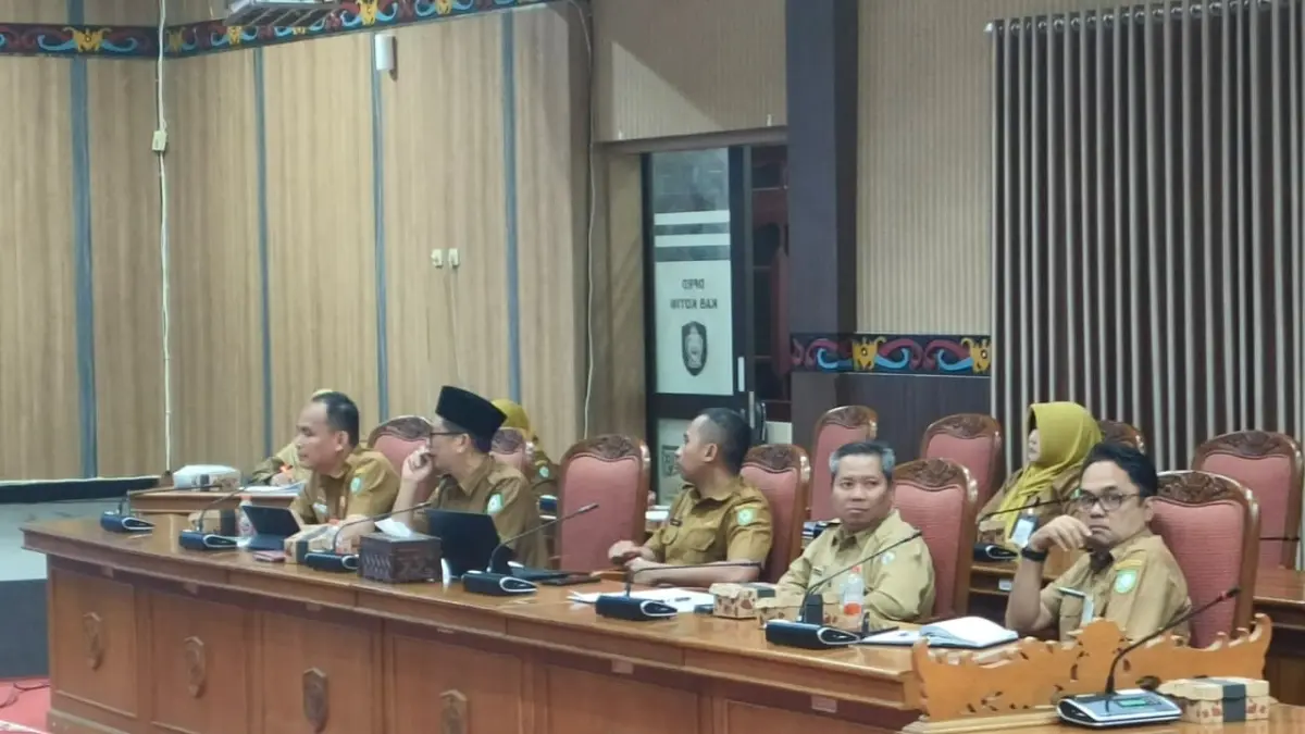 Kepala Bagian Hukum Setda Kotim, Pintar Simbolon, saat menyampaikan pendapat dalam RDP terkait rencana hibah aset milik pemerintah daerah kepada PCNU Kotim, belum lama ini.   (Akbar/Radar Sampit)