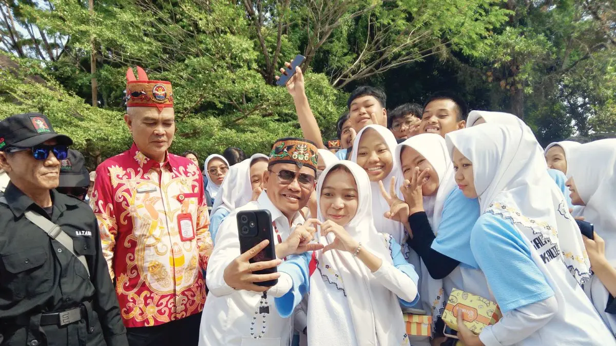 PEDULI PENDIDIKAN: Gubernur Kalteng Agustiar Sabran berfoto bersama sejumlah pelajar usai menghadiri pemancangan tiang Huma Betang, Kamis (23/7/2026). FOTO: IST/RADAR SAMPIT