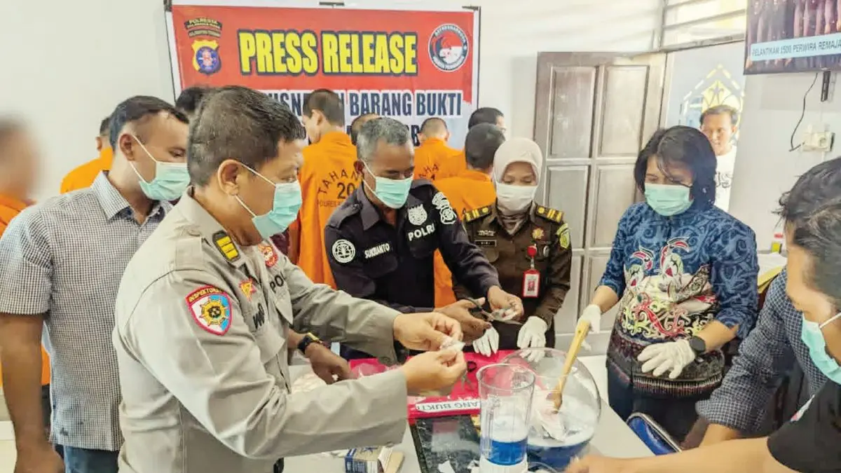 PEMUSNAHAN : 116,94 gram sabu dan 1.600 butir obat terlarang tanpa merek dimusnahkan Satresnarkoba Polresta Palangka Raya. FOTO: IST/RADAR SAMPIT