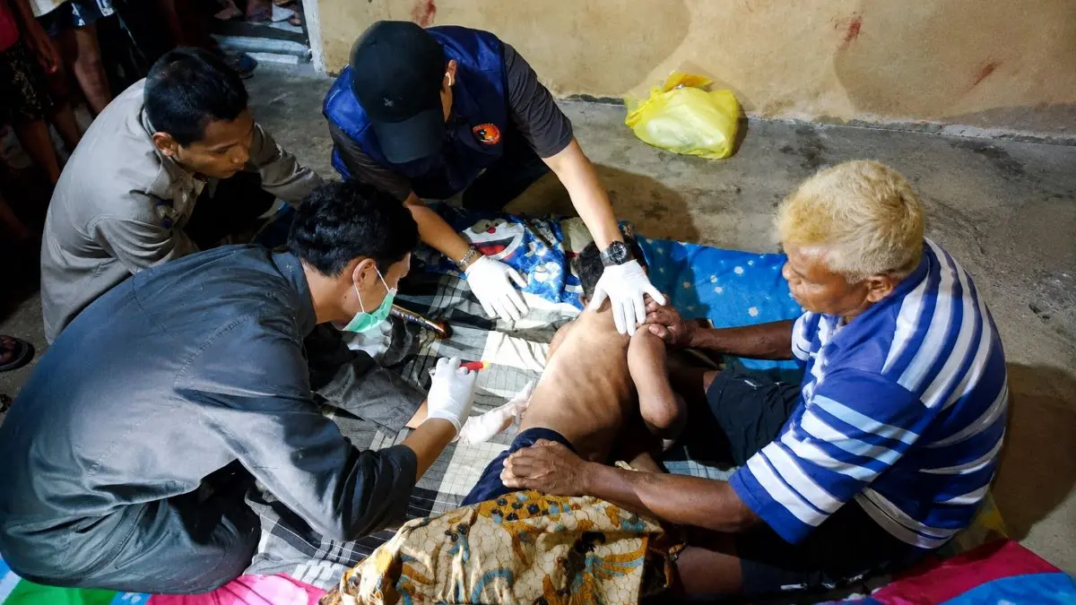 PERIKSA : Kepolisian memeriksa jasad pria yang ditemukan meninggal di perumahan karyawan perusahaan kelapa sawit di Desa Tumbang Koling, Kecamatan Cempaga Hulu, Kotim, Rabu (22/7/2026). FOTO DIBUAT MODE IA/ IST/RADAR SAMPIT