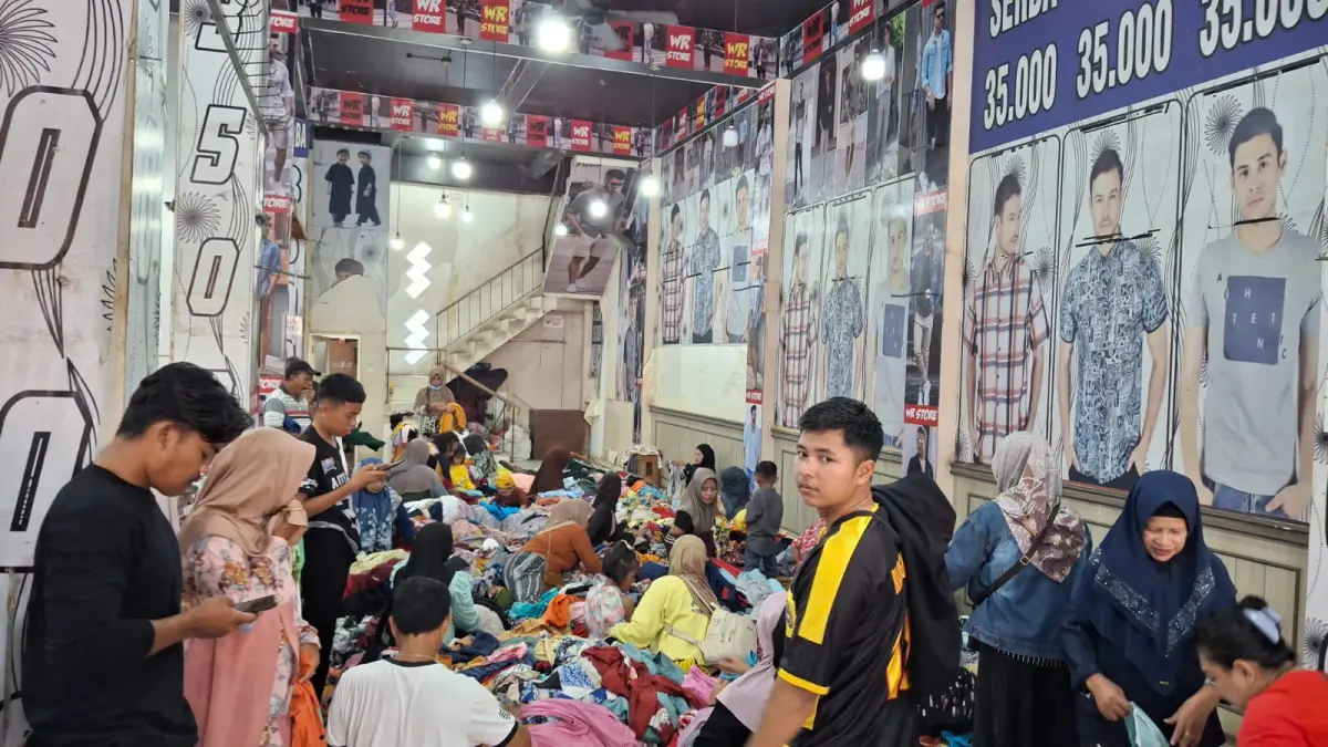RAMAI: Salah satu toko serba 35 ribu di Sampit diserbu pembeli jelang pindah lokasi. (Ruri/Radar Sampit)