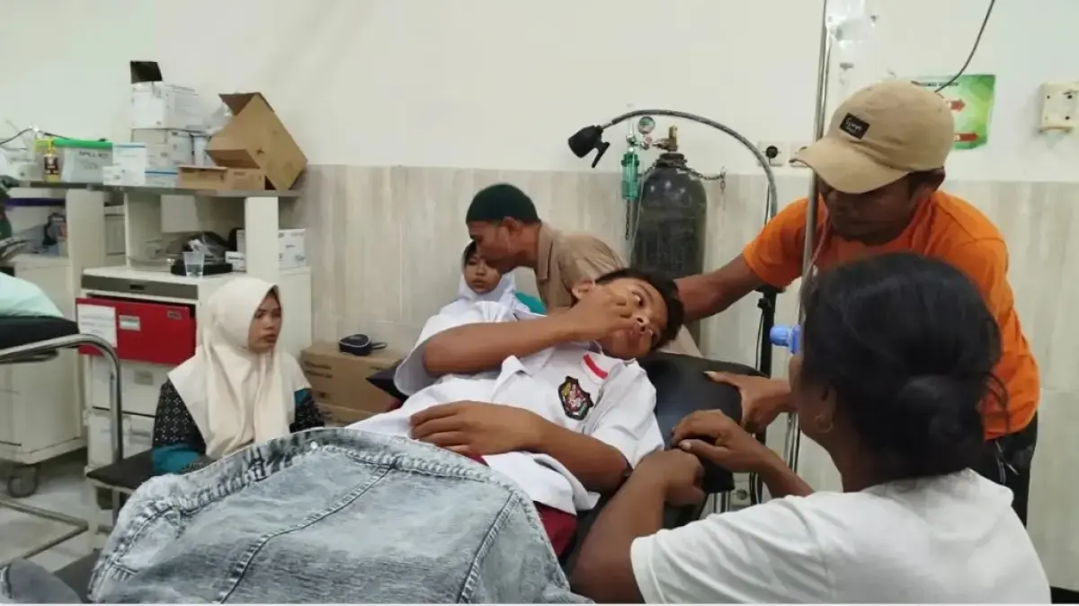 Salah satu siswa yang dilarikan ke Puskesmas Ngawen. (Radar Bojonegoro)