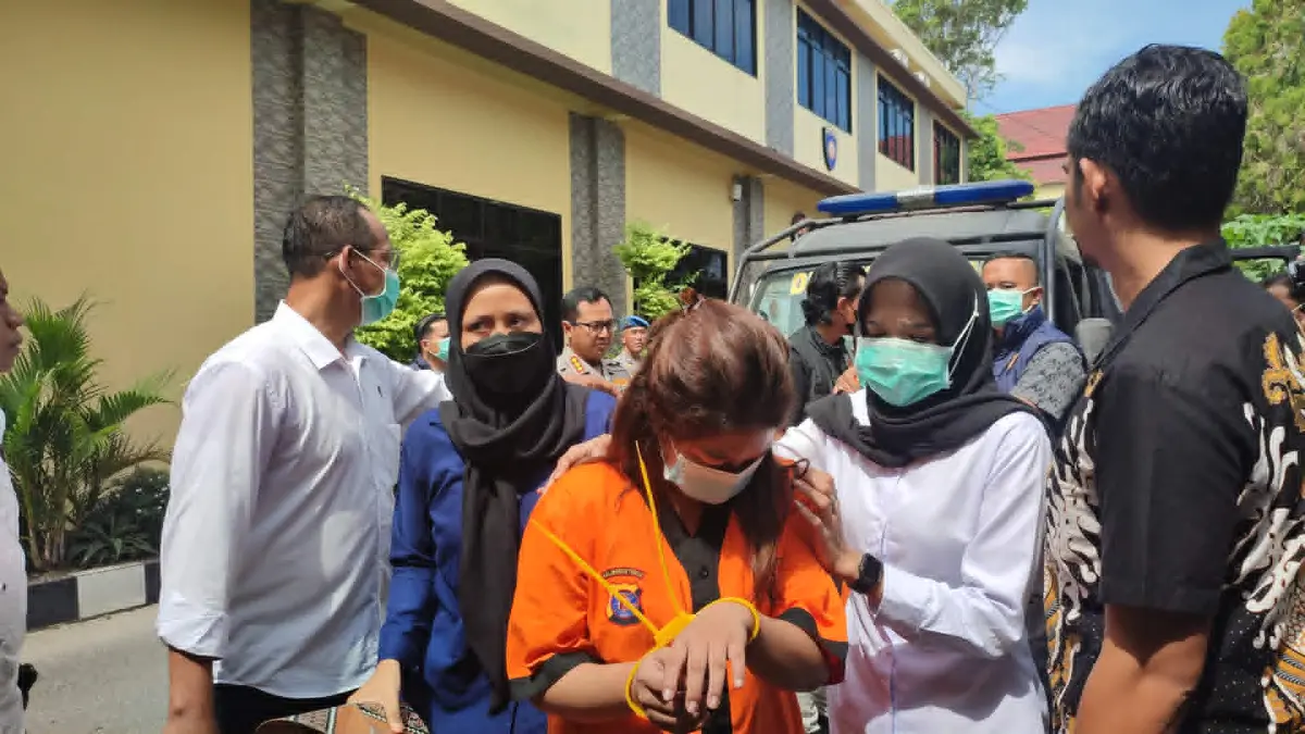 Salah satu tersangka wanita, dari tragedi penggerebekan bandar narkoba di Desa Tumbang Kalemei, Kecamatan Katingan Tengah, saat di Mapolda Kalteng, Kamis (23.7).(dodi/radarsampit)