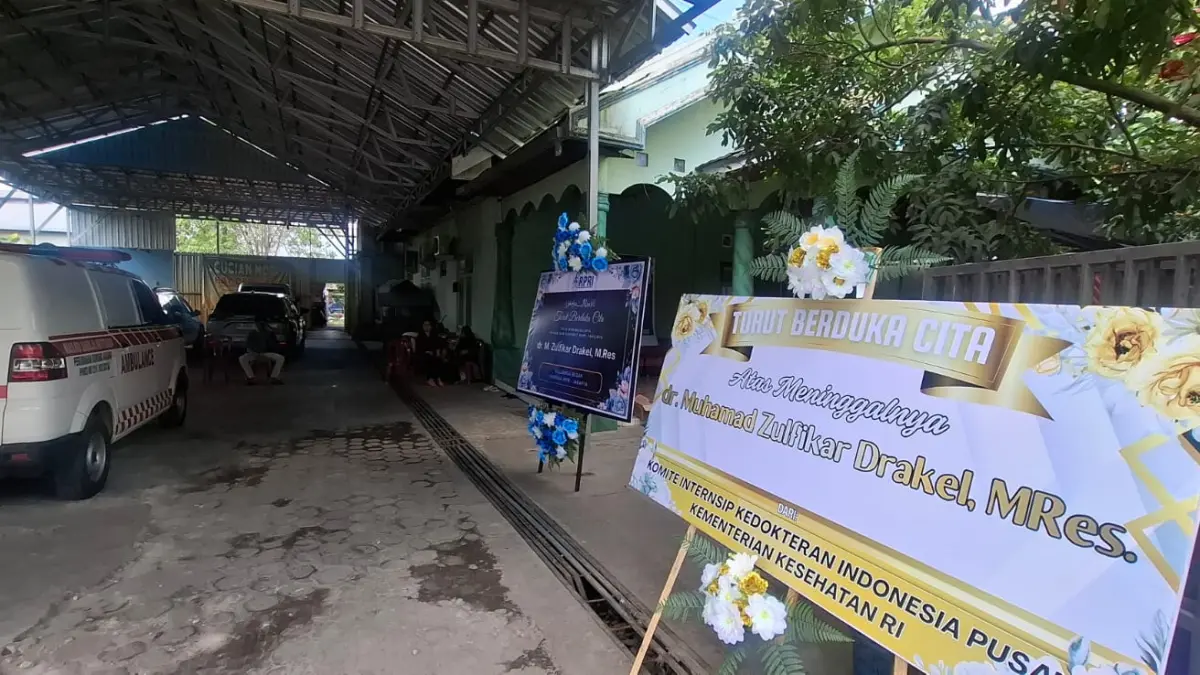 Suasana kediaman Djunaedi Drakel orang tua almarhum dr. Muhammad Zulfikar Drakel. Rencananya almarhum akan dimakamkan di Tempat Pemakaman Umum (TPU) Muslimin, Jalan Antasari, Sampit. (Rado/Radar Sampit)