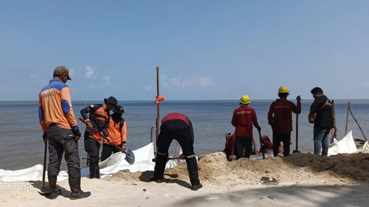 Tim BPBD Kabupaten Kotawaringin Barat bersama warga memasang geobag di pesisir Kecamatan Kumai sebagai upaya darurat menahan abrasi pantai. (SYAMSUDIN/RADAR SAMPIT)&nbsp;