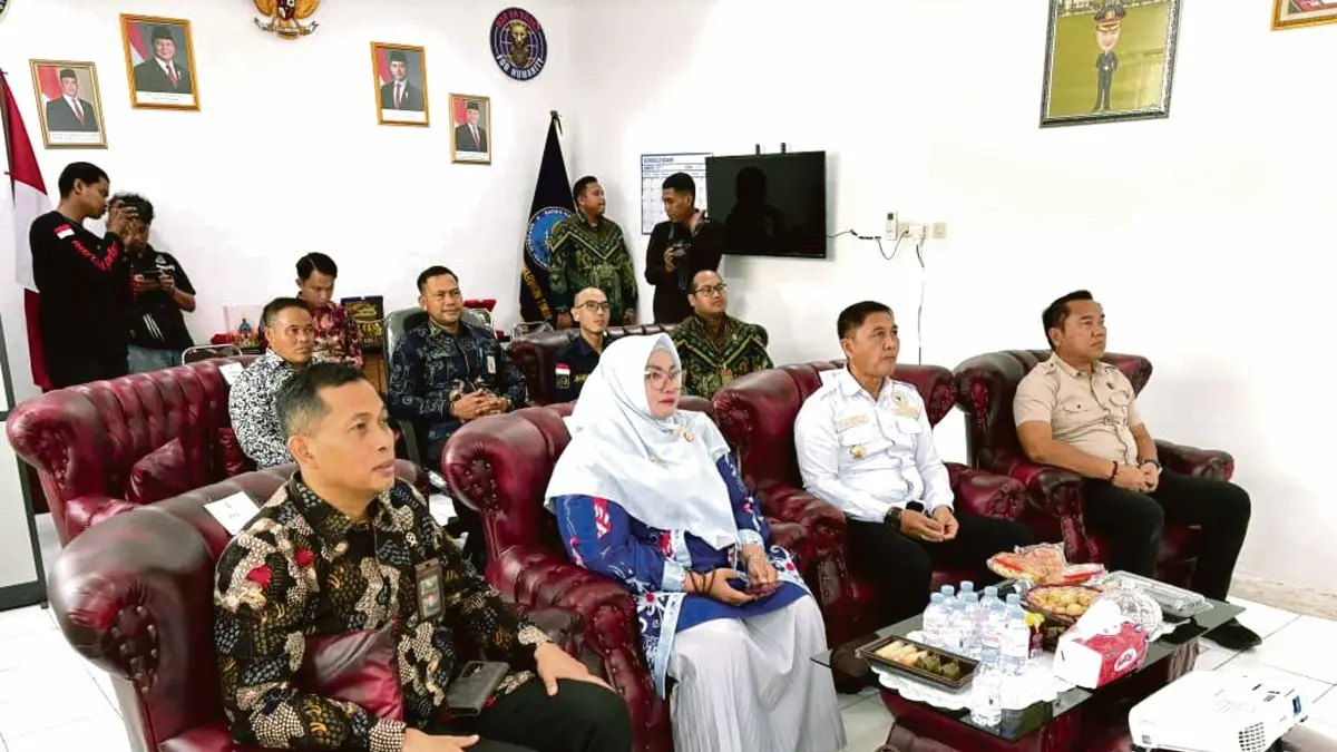 VIRTUAL: Wakil Bupati Kotim Irawati bersama pihak terkait mengikuti peringatan HANI 2026 secara virtual dari ruang kerja Kepala BNNK Kotim AKBP Muhammad Fadli, Kamis (23/7/2026). FOTO: BNNK KOTIM/RADAR SAMPIT 