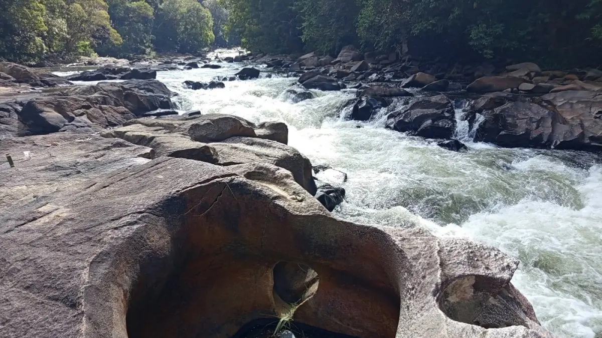 Wisata alam Riam Bahu Burung di Kecamatan Bulik Timur. (RIA/RADAR SAMPIT)&nbsp;