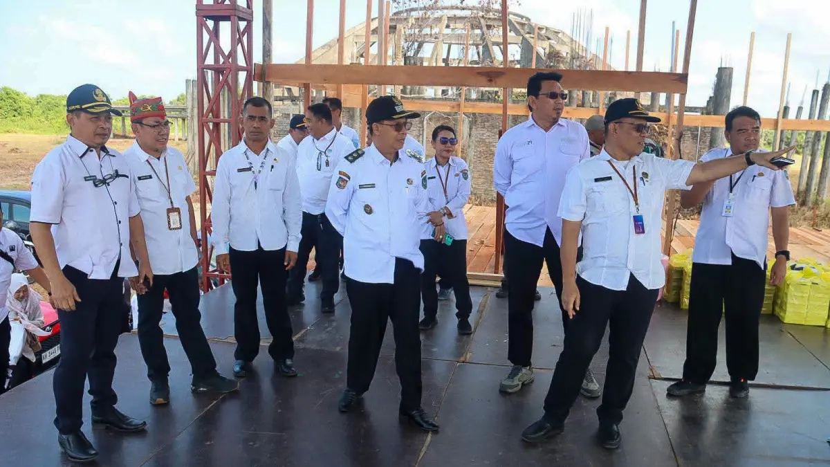 AGENDA BESAR: Wakil Bupati Seruyan Supian meninjau langsung arena MTQH di kawasan Islamic Center Kuala Pembuang, Kamis (23/7). (RIFANI/RADAR SAMPIT)&nbsp;
