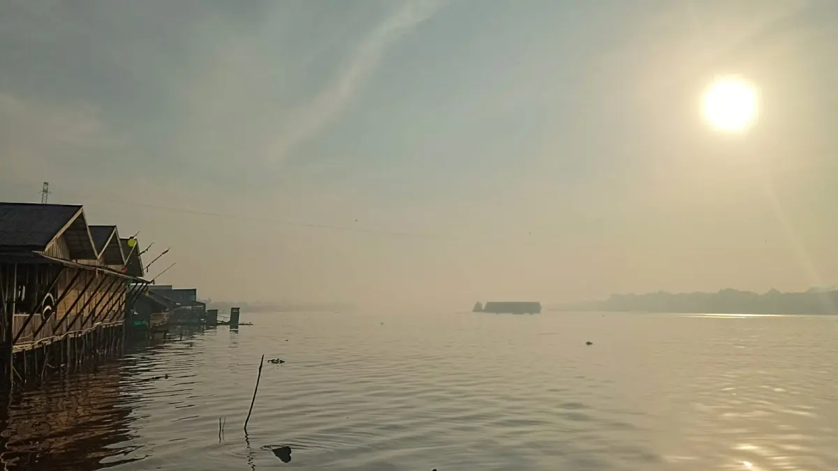 Kondisi Sungai Mentaya, terpantau dari Kelurahan Baamang Hulu, Kecamatan Baamang, tampak diselimuti kabut akibat kebakaran hutan dan lahan, Jumat pagi (24/7/2026). (Usay Nor Rahmad/Radar Sampit)&nbsp;