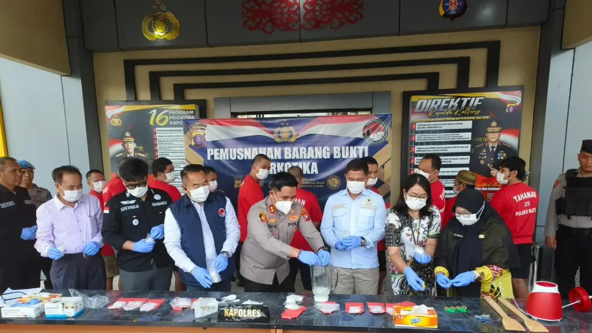 Pemusnahan barang bukti narkotika jenis sabu di Mapolres Kotim, belum lama ini.  (Akbar/Radar Sampit)