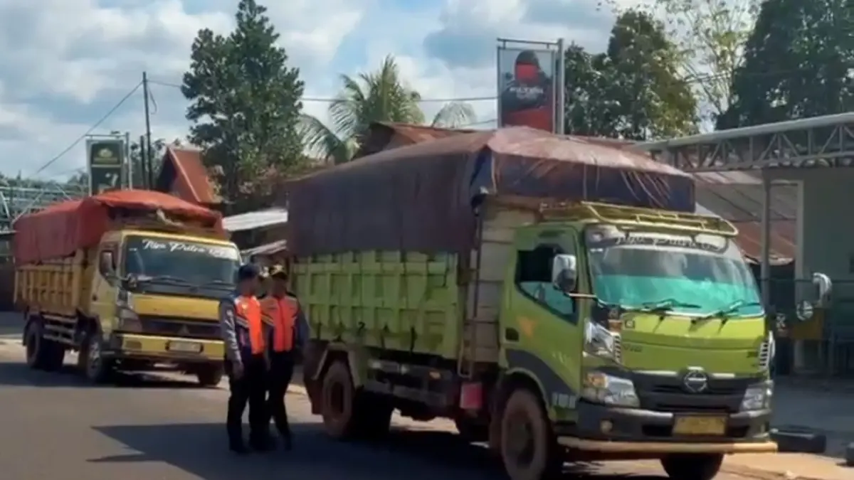 Petugas Dishub Kotim saat pengawasan rutin terhadap kendaraan berat yang masuk Kota Sampit, baru-baru ini.(istimewa/Dishub Kotim)
