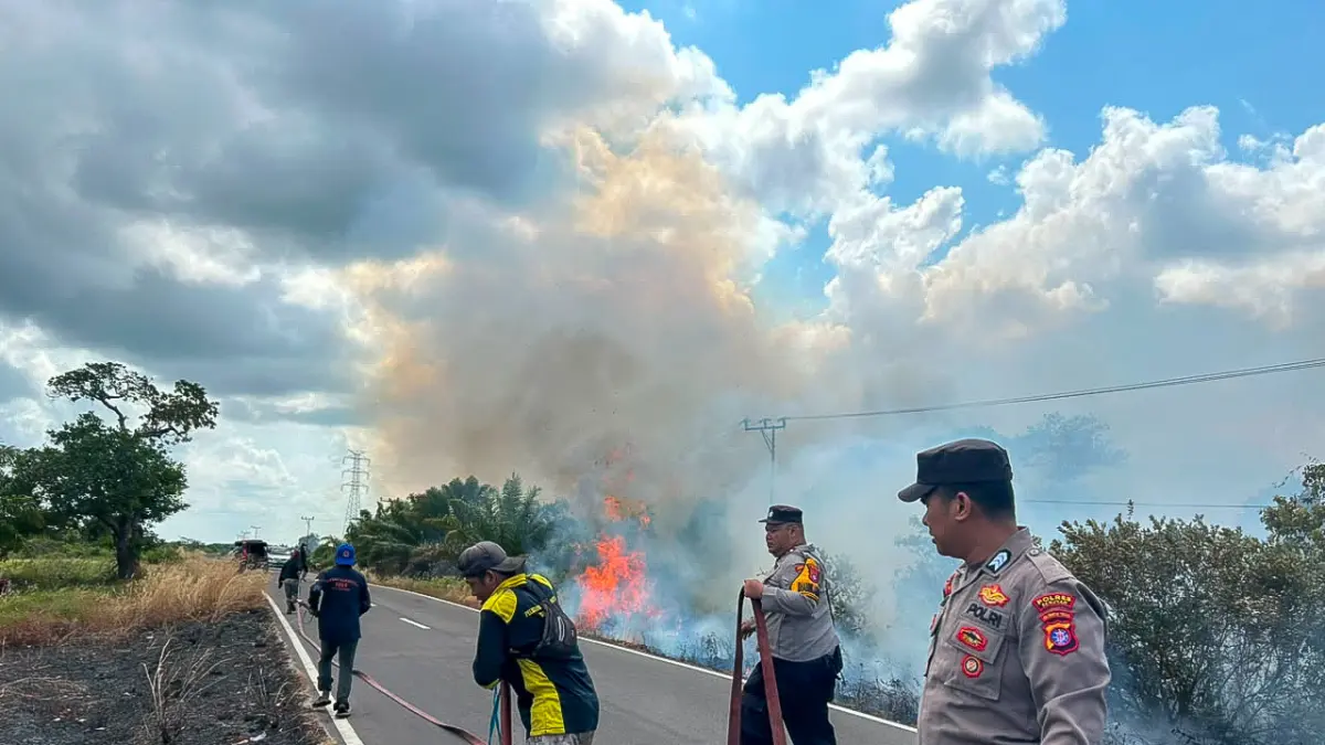 Petugas gabungan bergerak ke lokasi kebakaran lahan di wilayah Desa Pematang Panjang, Kecamatan Seruyan Hilir, Kamis (23/7). (RIFANI/RADAR SAMPIT)&nbsp;