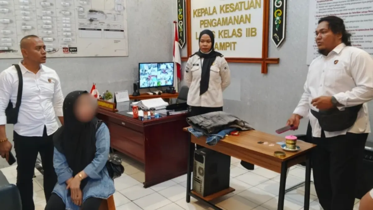 Petugas Lapas Kelas IIB Sampit saat menahan seorang pengunjung yang kedapatan menyelipkan benda diduga narkotika jenis sabu, untuk diselundupkan kepada warga binaan.(istimewa/Lapas Kelas IIB Sampit)