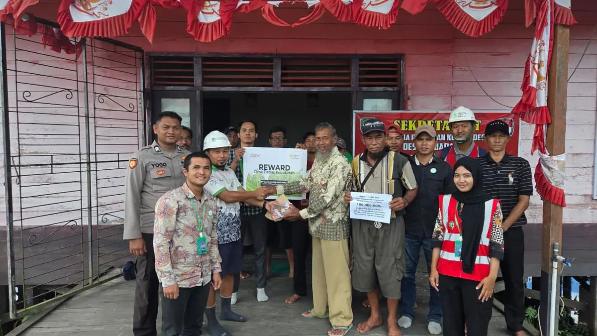 PT Gawi Bahandep Sawit Mekar memberikan reward Desa Bebas Api kepada Desa Muara Dua atas keberhasilan menjaga wilayahnya bebas dari kebakaran hutan dan lahan.