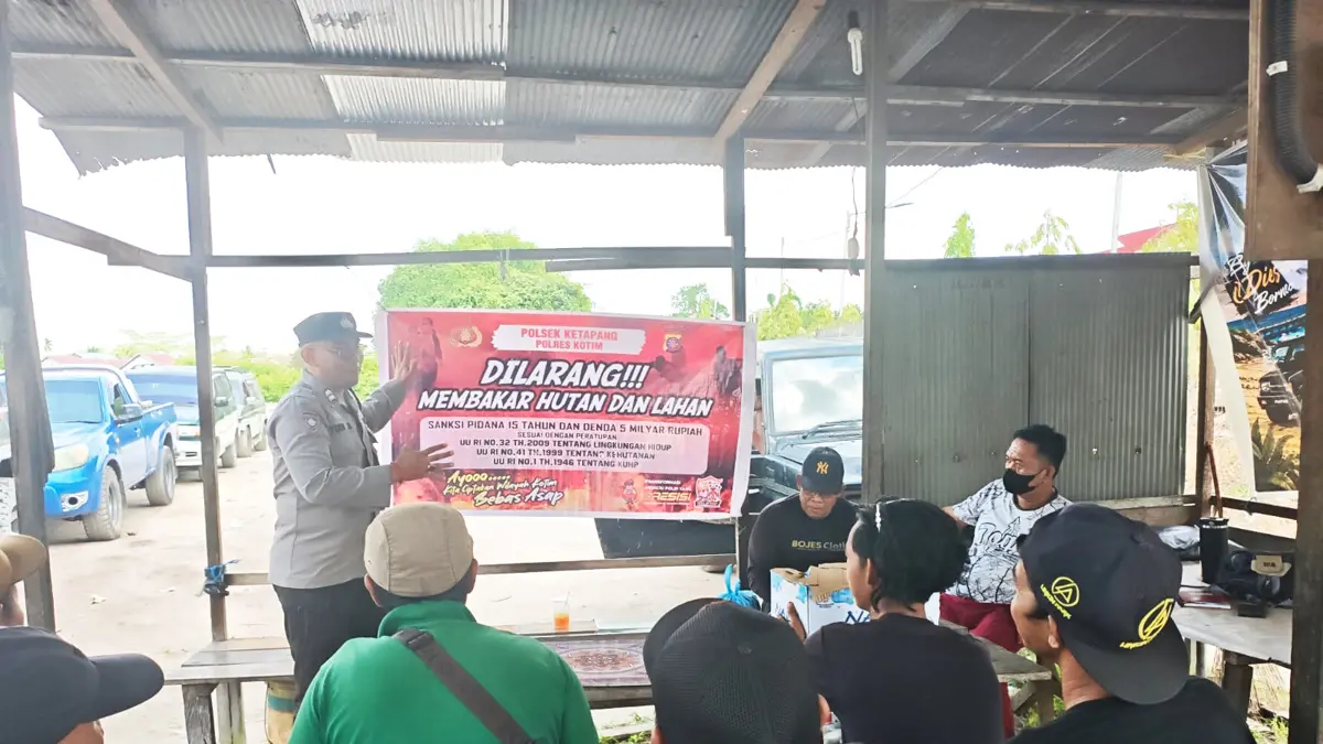 SAMBANG WARGA : Personel Polres Kotim memberi edukasi tentang bahaya pembakaran hutan dan lahan, Jumat (24/07/2027). FOTO: POLRES KOTIM/RADAR SAMPIT