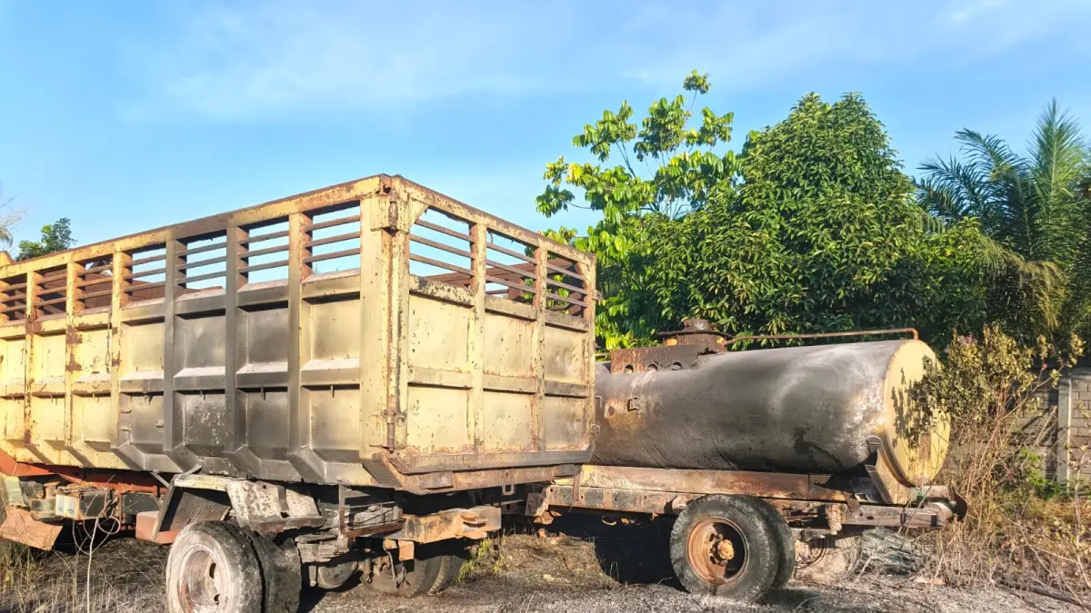 Tumpukan kertas yang mukanya dibakar menjalar ke dua unit truk dan membakarnya di Jalan Sawit Raya, Kelurahan Pasir Putih, Kecamatan Mentawa Baru Ketapang, Kamis sore (23/7/2026). (Disdamkarmat Kotim) 