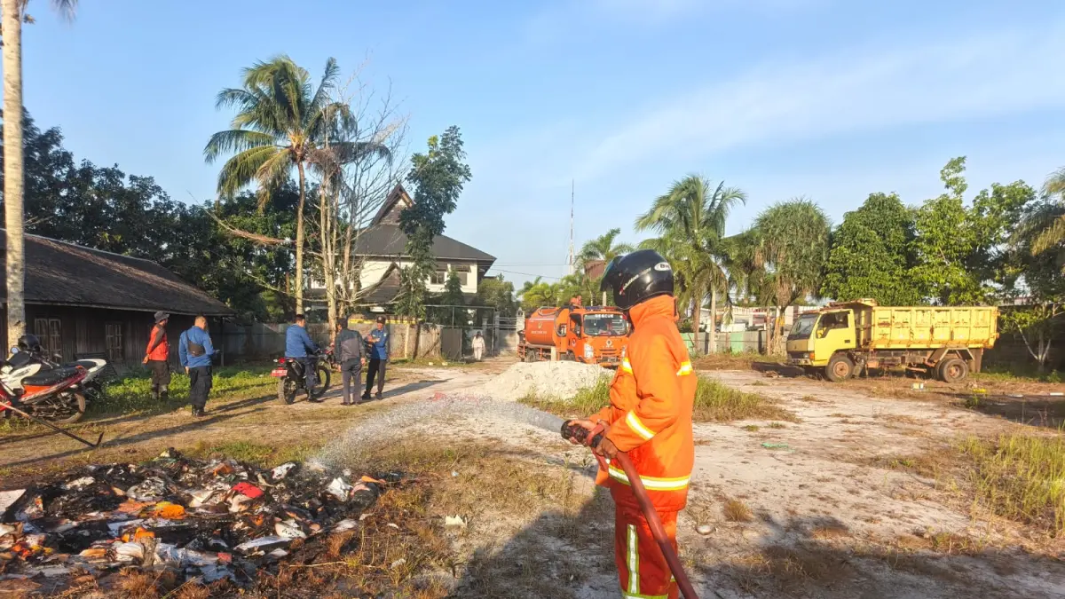 Tumpukan kertas yang mukanya dibakar menjalar ke dua unit truk dan membakarnya di Jalan Sawit Raya, Kelurahan Pasir Putih, Kecamatan Mentawa Baru Ketapang, Kamis sore (23/7/2026). (Disdamkarmat Kotim)&nbsp;