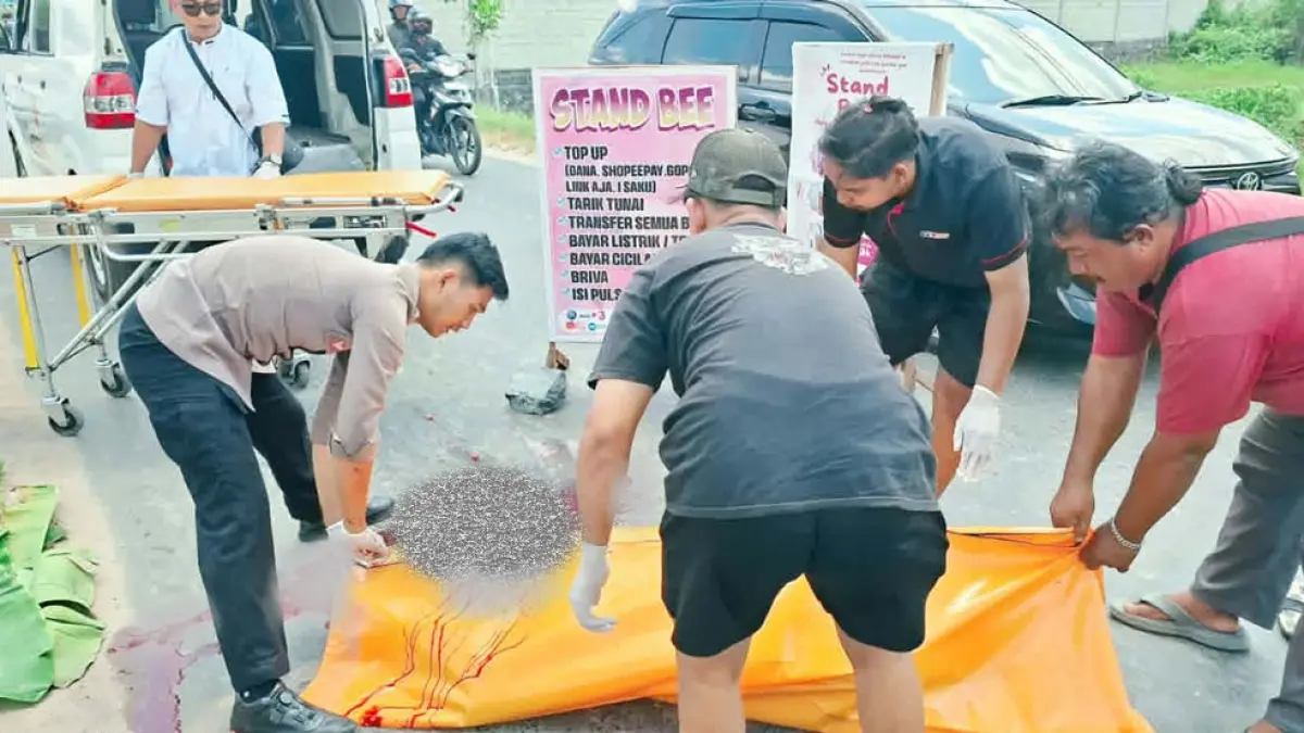 EVAKUASI : Petugas evakuasi jenazah korban meninggal akibat kecelakaan lalu lintas di Jalan Karanggan Induk, Palangka Raya, Jumat (24/07/2026). FOTO: IST/RADAR SAMPIT