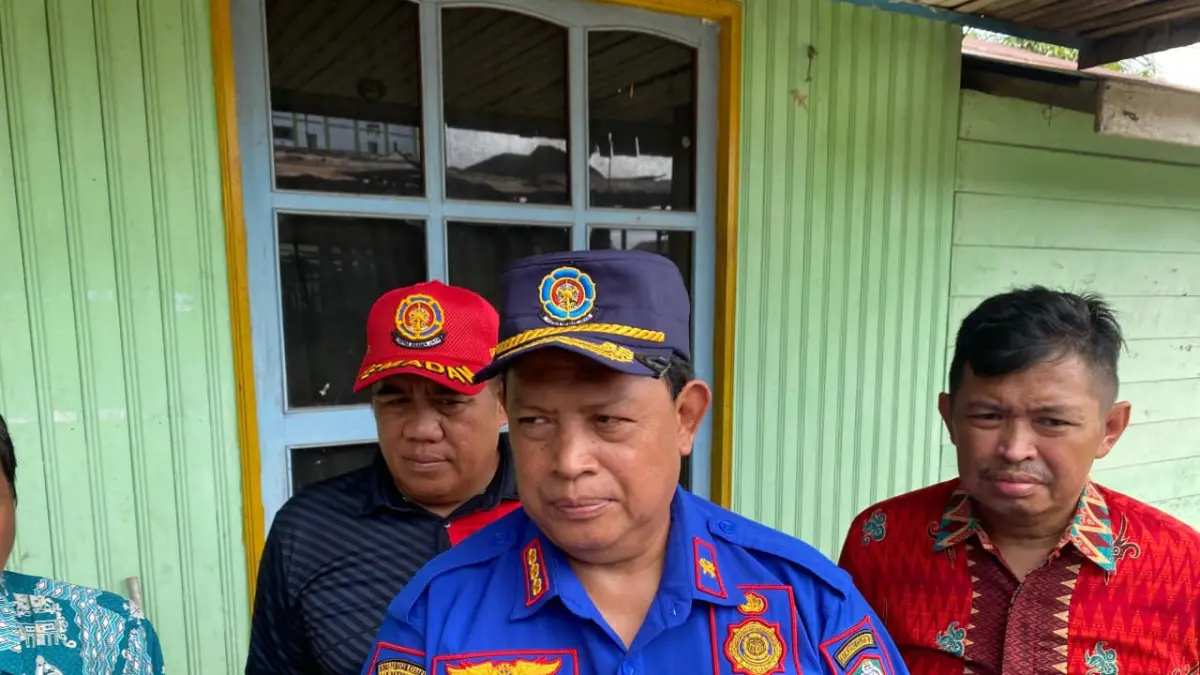 Kepala Disdamkarmat Kotim, Akhmad Taufik, mengingatkan masyarakat agar tidak melakukan pembakaran terbuka selama musim kemarau.  (Akbar/Radar Sampit)