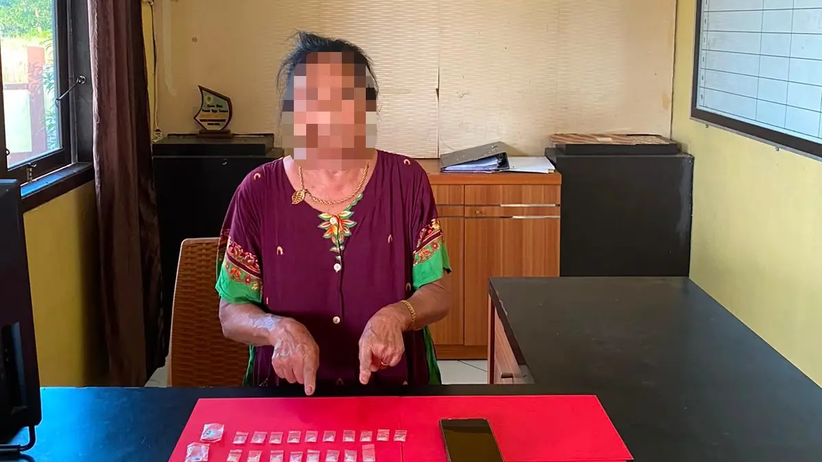 NENEK SABU: Seorang nenek berusia 70 tahun harus menjalani pemeriksaan di Kantor Polisi karena menjadi pengedar sabu di Mentaya Hulu. (Humas/Radar Sampit)