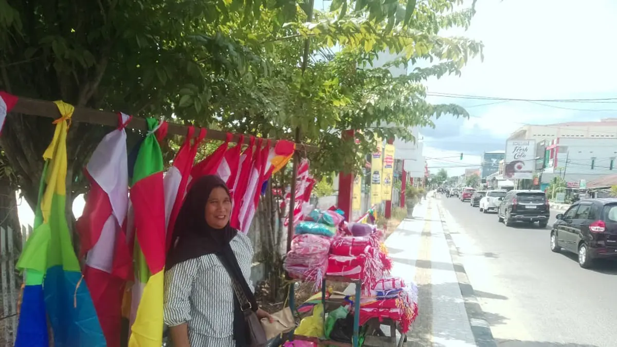 PEDAGANG MUSIMAN: lapak dagangan milik Sumiati (62) di kawasan depan Terminal Patih Rumbih, Jalan MT Haryono, Sampit. FOTO: ALFIAN ARWI PERMANA/RADAR SAMPIT