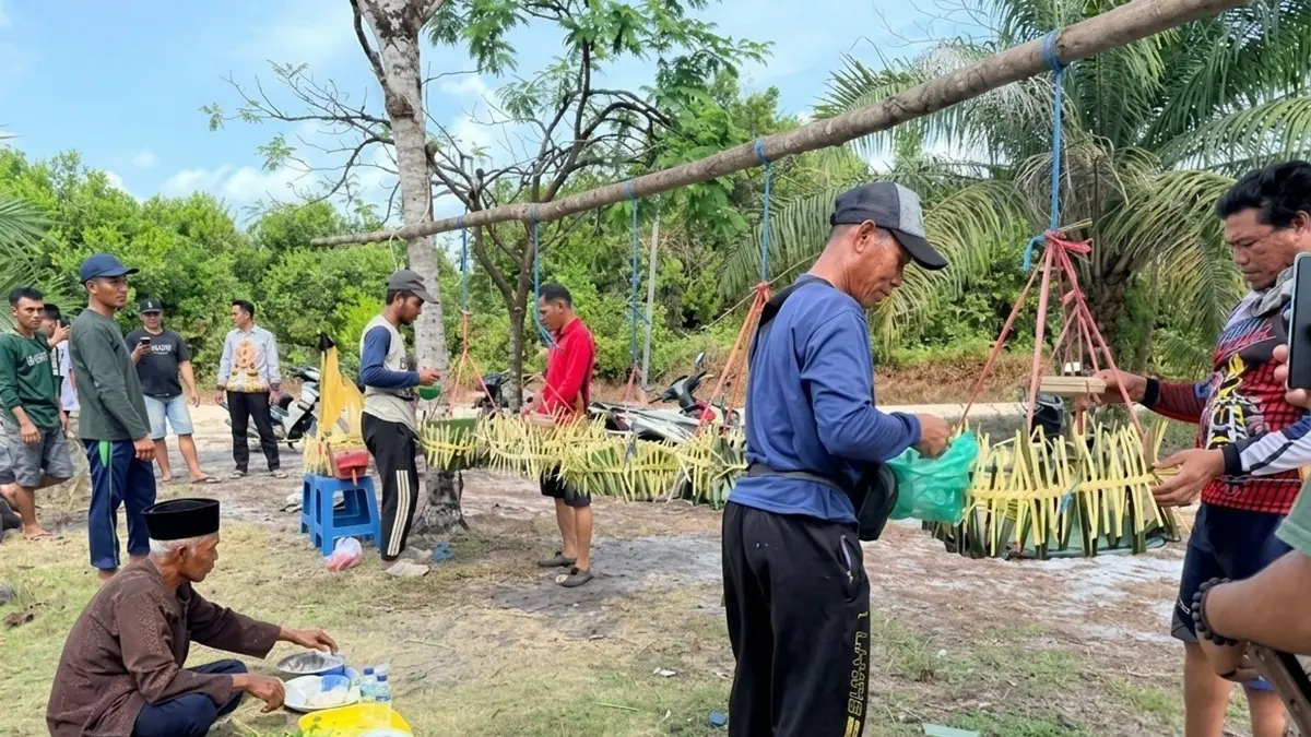 Persiapan prosesi adat bebersih kampung laut darat desa Sebuai, Kecamatan Kumai, Kabupaten Kotawaringin Barat, Sabtu 25 Juli 2026.