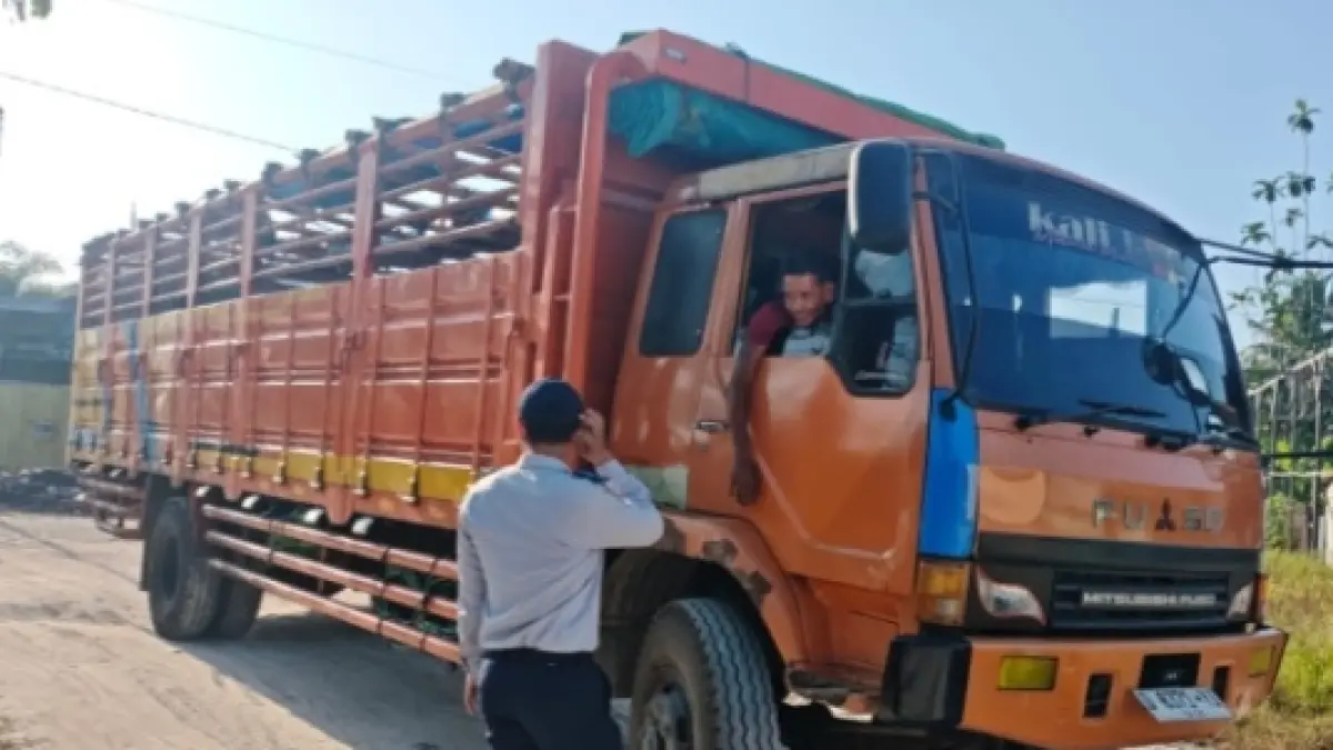 Personel Dishub Kobar memberikan teguran kepada sopir truk ODOL pelanggaran melintas di luar ketentuan jam operasional, belum lama ini. (Istimewa)