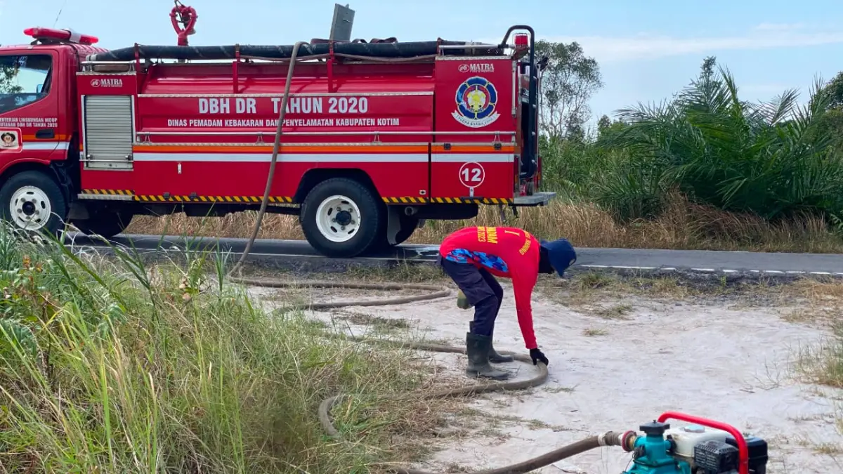 Petugas pemadam kebakaran kesulitan menemukan sumber air untuk melakukan pemadaman kebakaran lahan di Kotawaringin Timur. (Disdamkarmat Kotim)&nbsp;