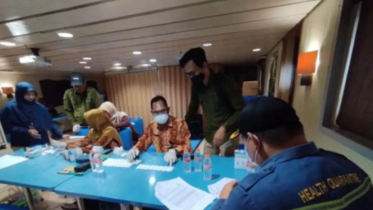 Skrining Anak Buah Kapal (ABK) yang sandar di Pelabuhan Panglima Utar Kumai, Kabupaten Kotawaringin Barat, Sabtu 25 Juli 2026. (Dinkes Kobar/Radar Sampit)