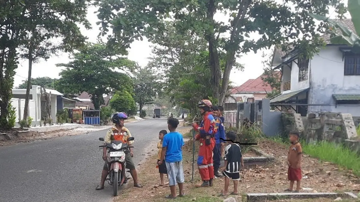 Anak-anak berkumpul di lokasi kemunculan monyet ekor panjang di Jalan S Parman Sampit, Sabtu (25/7/2026). Ketika petugas dating monyet itu pun menghilang. (Disdamkarmat Kotim)